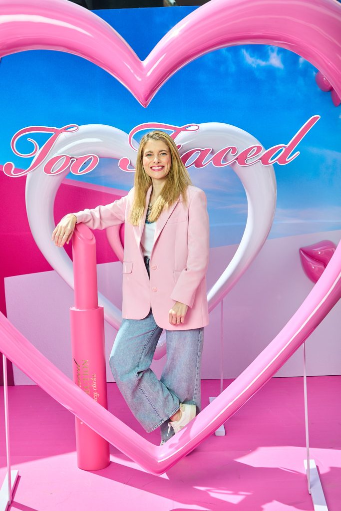 Fer Rosas disfrutando el evento de lanzamiento de Too Faced en CDMX, rodeada de belleza, color y mucho glow.