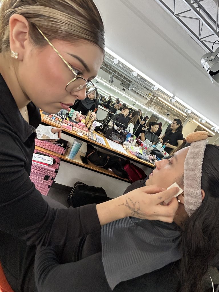 Alumna IDIP aplicación de maquillaje