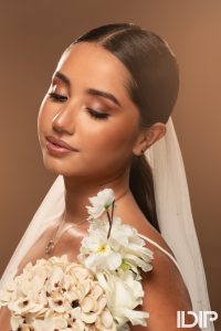 Maquillaje de novia con sombras cálidas, piel luminosa y labios naturales, #TalentoIDIP.