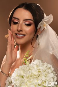 Maquillaje de novia glamuroso con ojos definidos, labios nude y peinado recogido, #TalentoIDIP.
