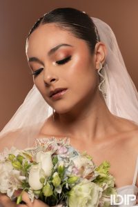 Maquillaje de novia Soft Glam con sombras cálidas y piel satinada, #TalentoIDIP.