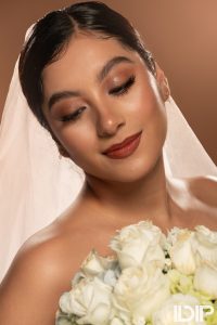 Maquillaje de novia con labios terracota, ojos luminosos y piel natural, #TalentoIDIP.